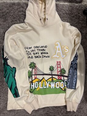 Homme + femme Oakland A's Graphic Cream Hoodie with Bay Area Print cropped fit